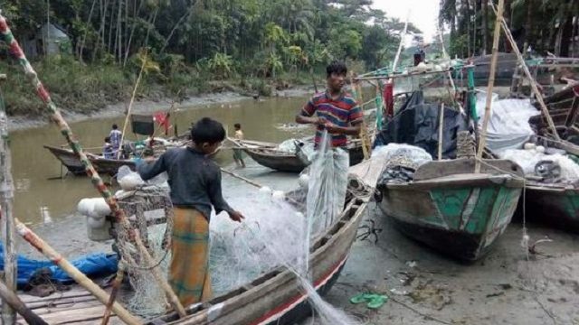 ওরা স্কুল থেকে নৌকায়