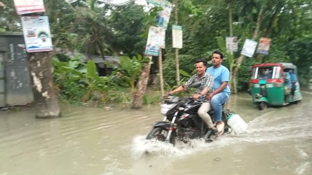 লক্ষ্মীপুরের দক্ষিণাঞ্চলে  জোয়ারের পানি, দুর্ভোগ সাধারণ মানুষ 
