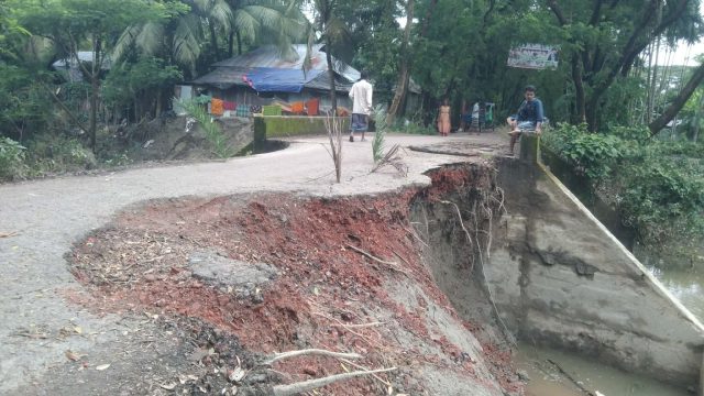 রামগতির টাংকি বাজার-নোয়াখালীগামী প্রধান সড়ক মেঘনার হুমকিতে 