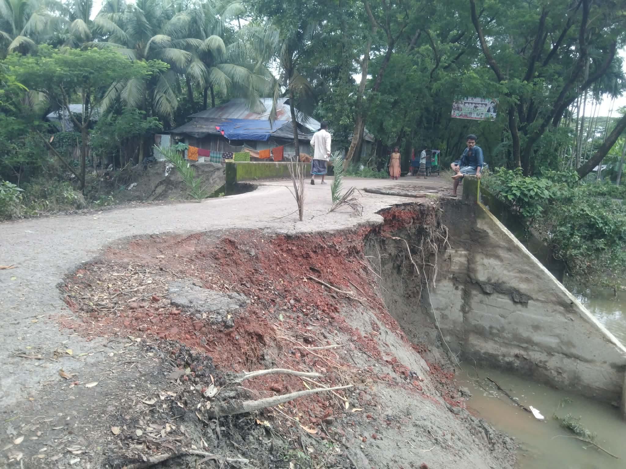 রামগতির টাংকি বাজার-নোয়াখালীগামী প্রধান সড়ক মেঘনার হুমকিতে
