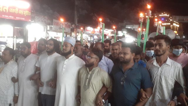 কুষ্টিয়ায় এমপি আমির হামজার ‘কটূক্তি ও হামলার’ প্রতিবাদে লক্ষ্মীপুরে গণঅধিকার পরিষদের মশাল মিছিল 