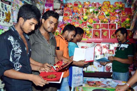 লক্ষ্মীপুরে শহর ও গ্রামের মোড়ে দেখা যায় না ঈদ কার্ডের দোকান