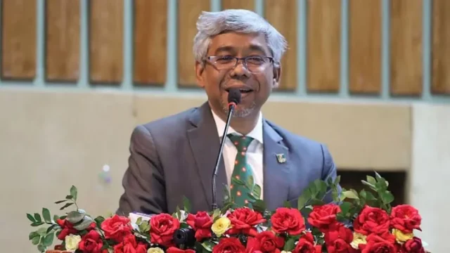 লক্ষ্মীপুরের প্রত্যন্ত গ্রামের বাসিন্দা আবদুর রহমান খান এখন বিশ্বব্যাংকের পরিচালক  