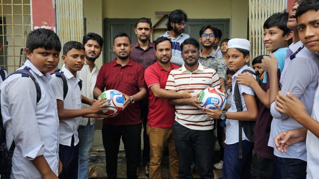 লক্ষ্মীপুরে স্কুল ছাত্রদের মাঝে ছাত্রদলের ক্রীড়া সামগ্রী বিতরণ 