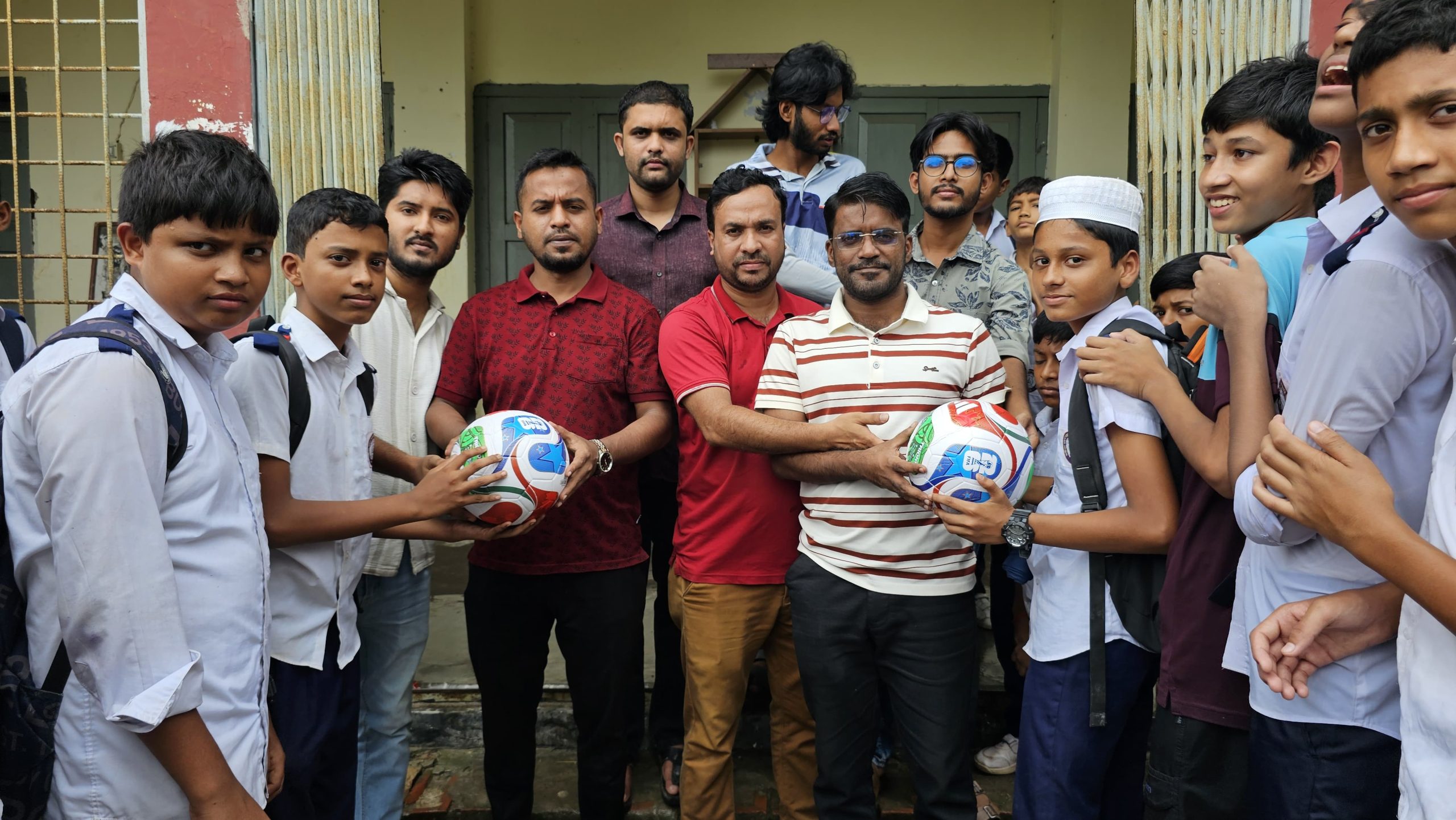 লক্ষ্মীপুরে স্কুল ছাত্রদের মাঝে ছাত্রদলের ক্রীড়া সামগ্রী বিতরণ