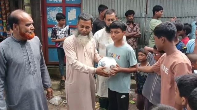 প্রধানমন্ত্রীর ভালোবাসার উপহার: লক্ষ্মীপুরে ফুটবল পেলো শতাধিক শিক্ষার্থী 