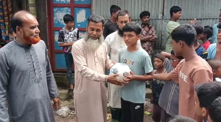 প্রধানমন্ত্রীর ভালোবাসার উপহার: লক্ষ্মীপুরে ফুটবল পেলো শতাধিক শিক্ষার্থী