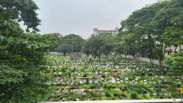 ব্যস্ত ঢাকার নীরব ঠিকানা আজিমপুর, পুরাতন কবরে নতুন দাফন 