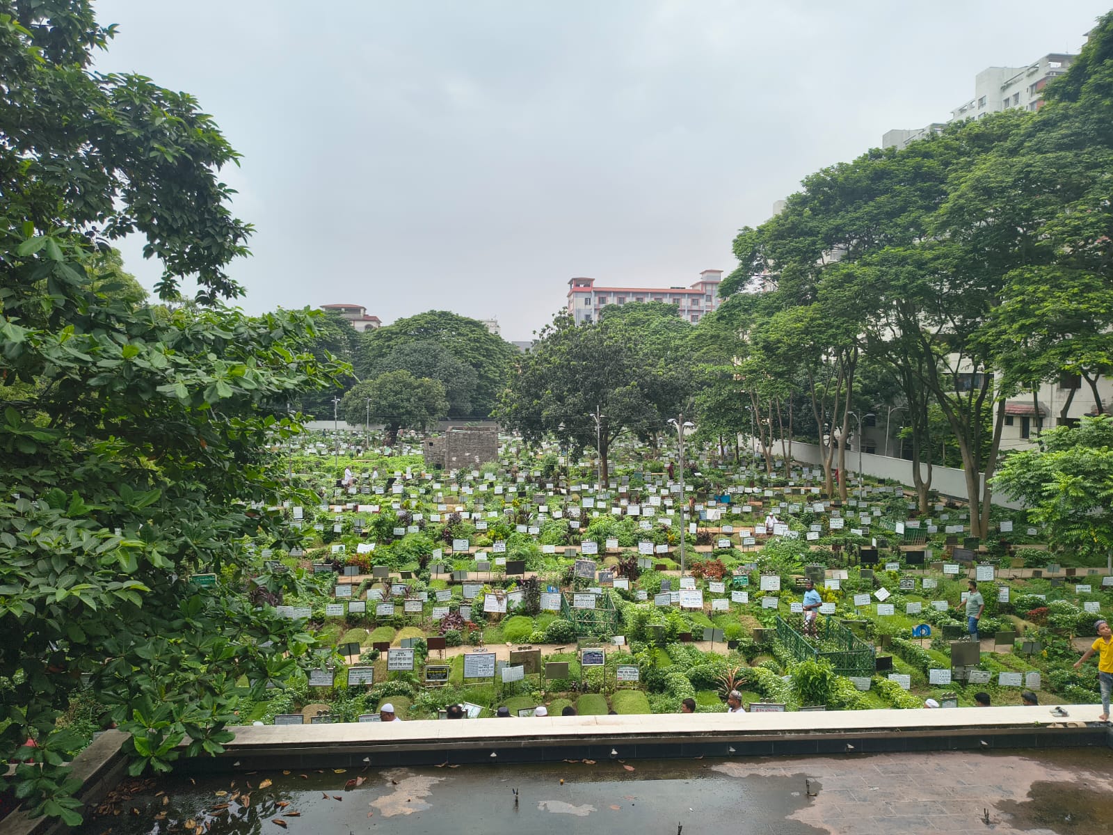 ব্যস্ত ঢাকার নীরব ঠিকানা আজিমপুর, পুরাতন কবরে নতুন দাফন