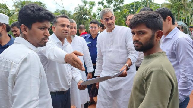 লক্ষ্মীপুর পৌরসভার ১২ নং ওয়ার্ডে জলাবদ্ধতা পরিদর্শনে পানিসম্পদ মন্ত্রী 
