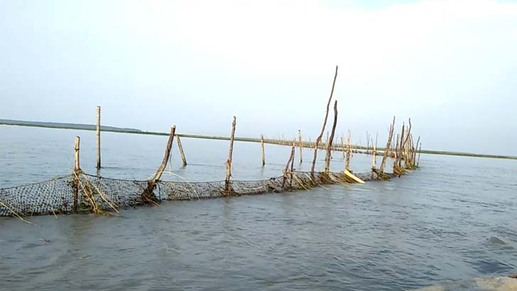 লক্ষ্মীপুরে মেঘনা নদীর নতুন চরে জাল ফেলার জায়গা দখল নিয়ে মুখোমুখি সংঘর্ষের আশঙ্কা
