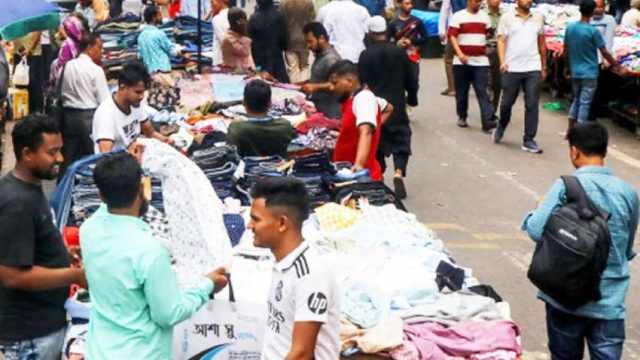 ১০০ ফুট সড়ক, অথচ চলার জায়গা মাত্র ১০ ফুট