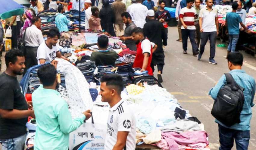 ১০০ ফুট সড়ক, অথচ চলার জায়গা মাত্র ১০ ফুট