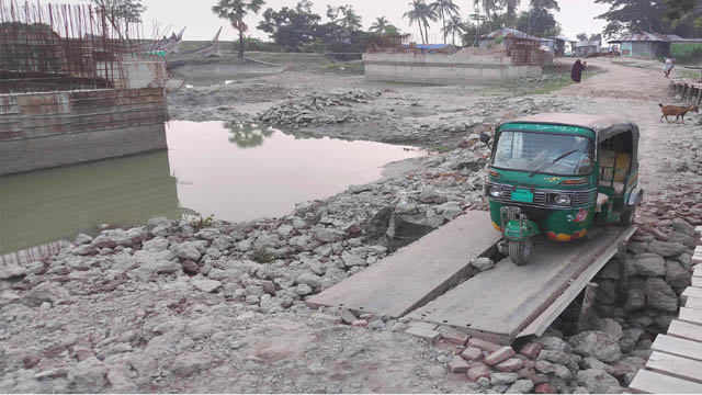 সওজের খেয়ালিপনায় আটকে আছে উন্নয়ন কাজ, ভোগান্তিতে জনসাধারণ!